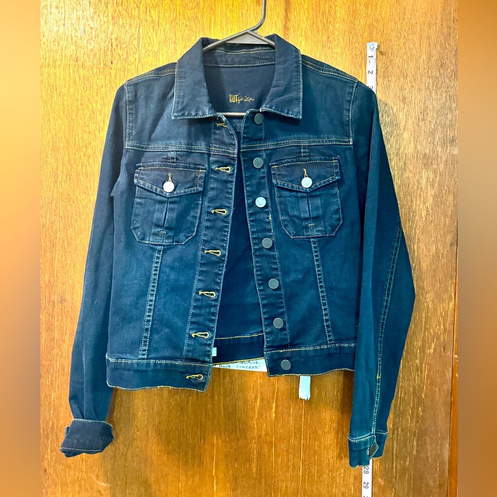 Denim jacket in one of the darkest of shades, in XS.